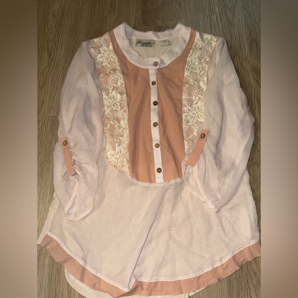 Gimmicks by BKE Pink and Cream Top